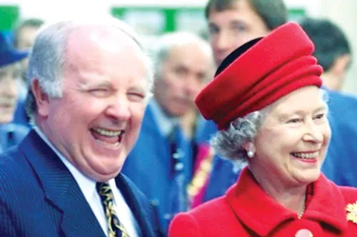 William Lowther trong buổi nhận danh hiệu CBE do Nữ hoàng Anh trao vì đóng góp cho sự nghiệp kinh tế Anh William Lowther trong buổi nhận danh hiệu CBE do Nữ hoàng Anh trao vì đóng góp cho sự nghiệp kinh tế Anh